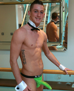 Englishlads.com: Cheeky Young Personal Trainer Leigh Knows How to Show off his Body & Work his Hole!