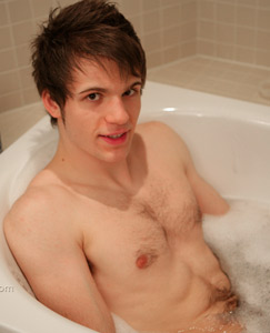 Englishlads.com: Hairy hunk in the bath
