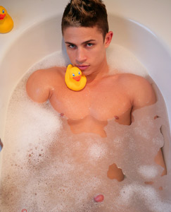Englishlads.com: James in the bath