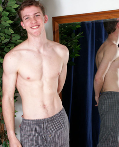 Englishlads.com: Sport straight hunk Dan shows off his toned body 