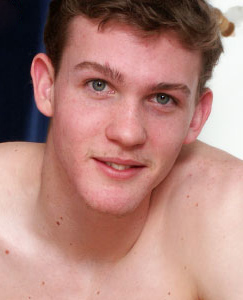 Englishlads.com: Sport straight hunk Dan shows off his toned body 