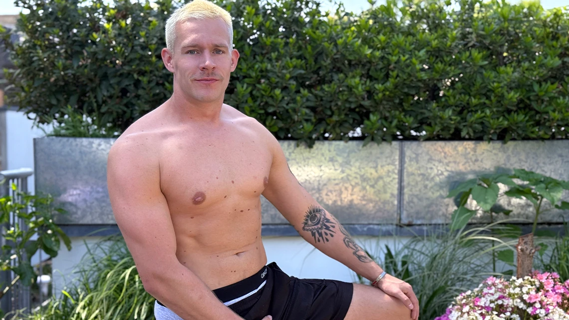 Ronan Barclay Straight Muscular Rugby Hunk Experiments with a ...